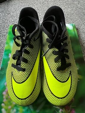 Nike kids unisex soccer cleats Bravada Jr. II size 12 Child